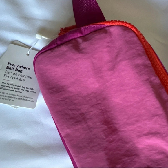 🆕 Lululemon Everywhere Belt Bag - Pink Lychee / Ripe Raspberry - Picture 2 of 9